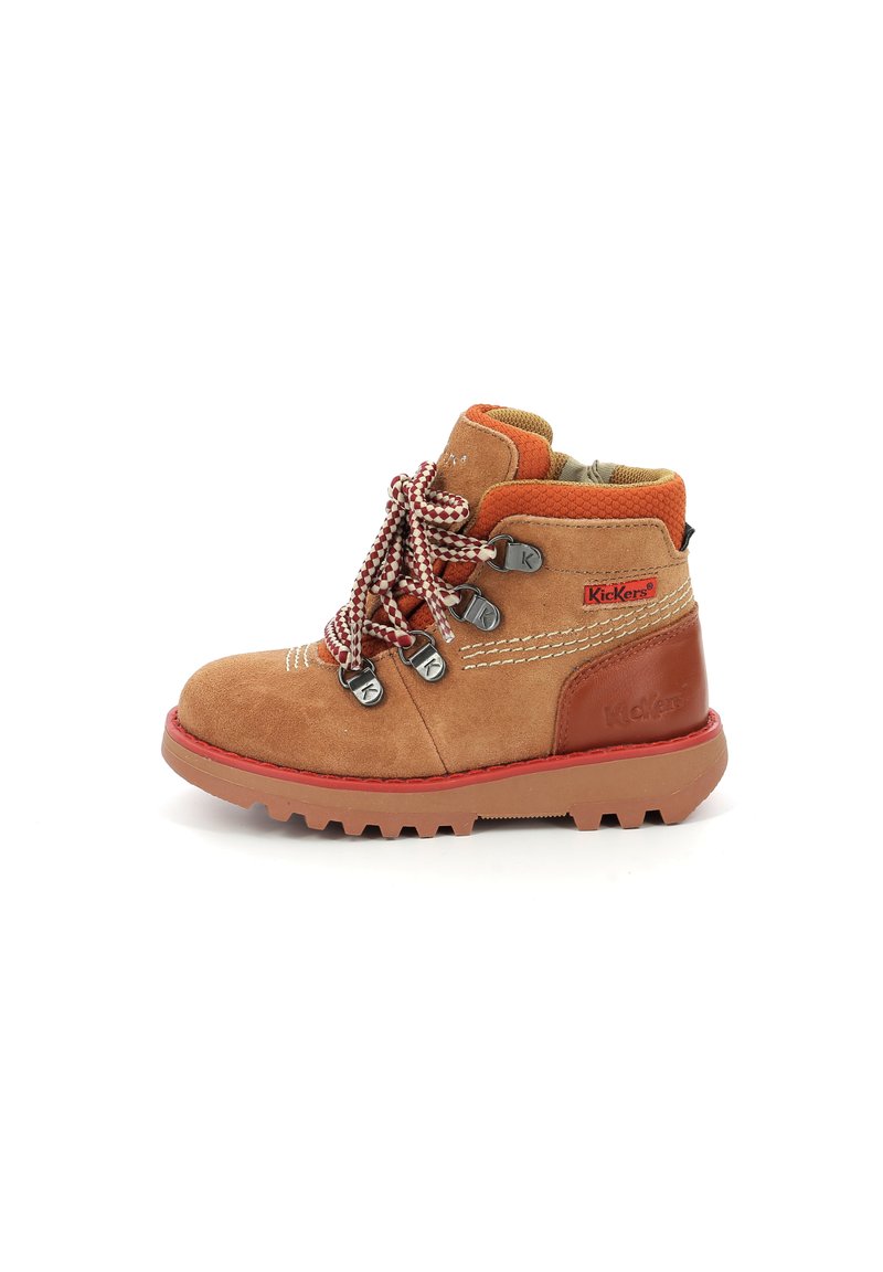 Braune Wildleder-Ankle Boots mit orangefarbenen Akzenten, Gummisohle, Metallösen, gemusterten Schnürsenkeln und Logodetails an der Seite.