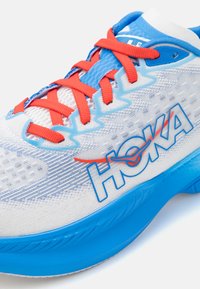 HOKA MACH 6 - Laufschuh Straße - white/virtual blue