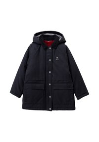 Abrigo de invierno negro con capucha, cierre de botones, dos bolsillos frontales, forro interior rojo y un pequeño logo circular en el pecho.