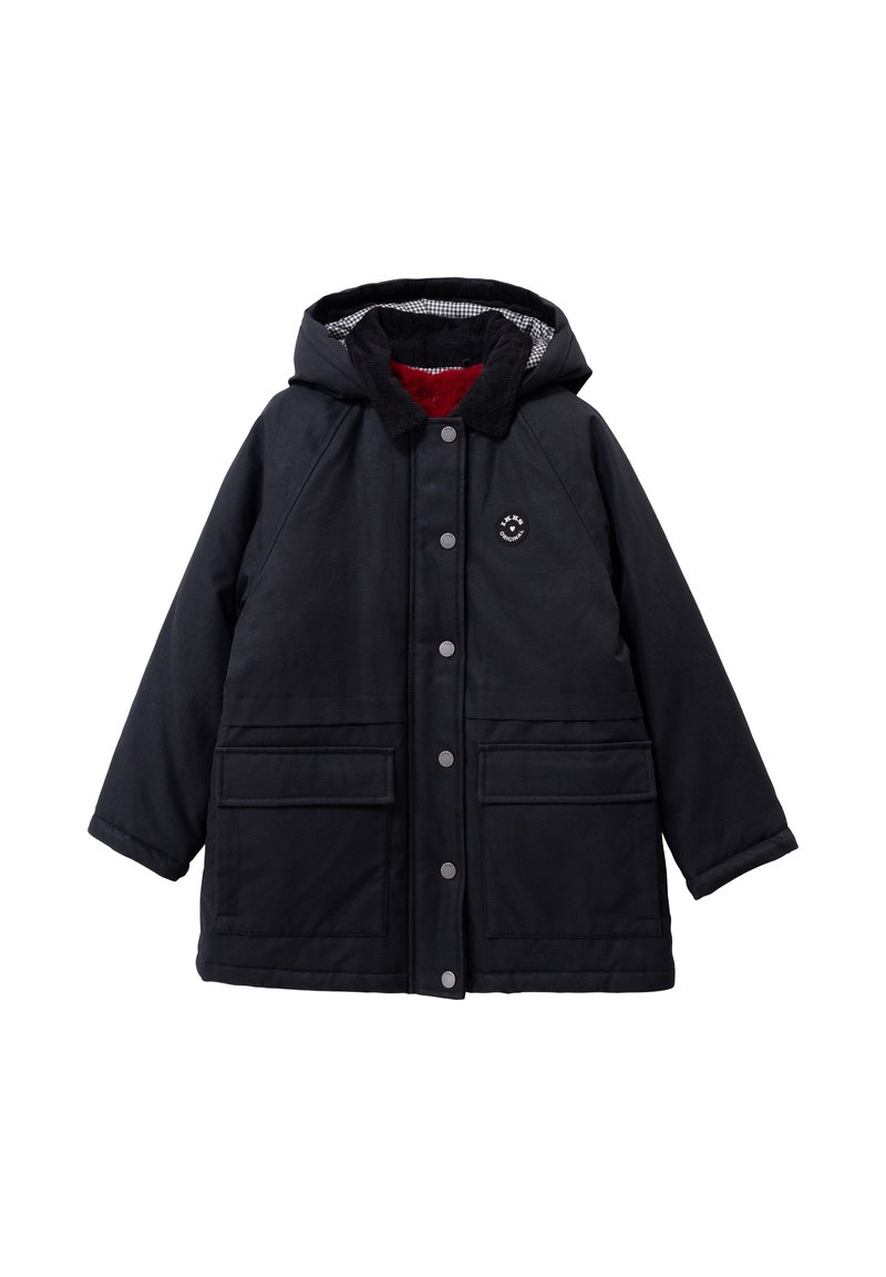 Abrigo de invierno negro con capucha, cierre de botones, dos bolsillos frontales, forro interior rojo y un pequeño logo circular en el pecho.