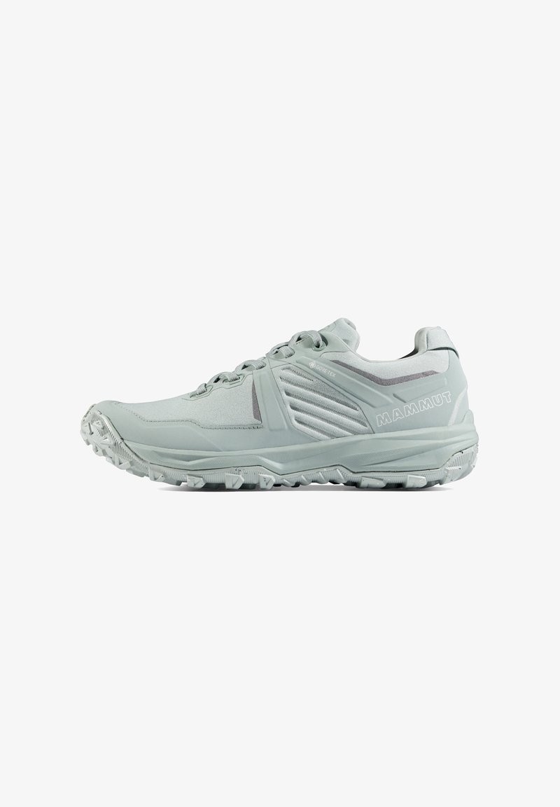 Svijetlozeleni trkački tenisice s teksturiranom površinom, Gore-Tex oznakom i robusnom potplatom s istaknutim uzorkom za prianjanje.