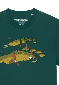 T-shirt en coton vert foncé avec un graphique de gnomes portant des chapeaux rouges près de sites de fouille et de champignons, présentant un design ludique et cartoon.