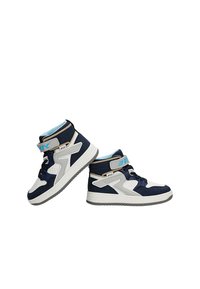 Des baskets montantes avec un design bleu marine et blanc, présentant un tissu texturé, une sangle à Velcro et une semelle en caoutchouc flexible. Accentué de détails bleu clair.