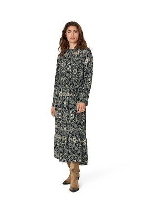 Abito nero a maniche lunghe con stampa floreale, colletto rotondo e vita arricciata, dotato di una gonna a strati e una vestibilità rilassata. Abbinato a stivali beige sopra al ginocchio.
