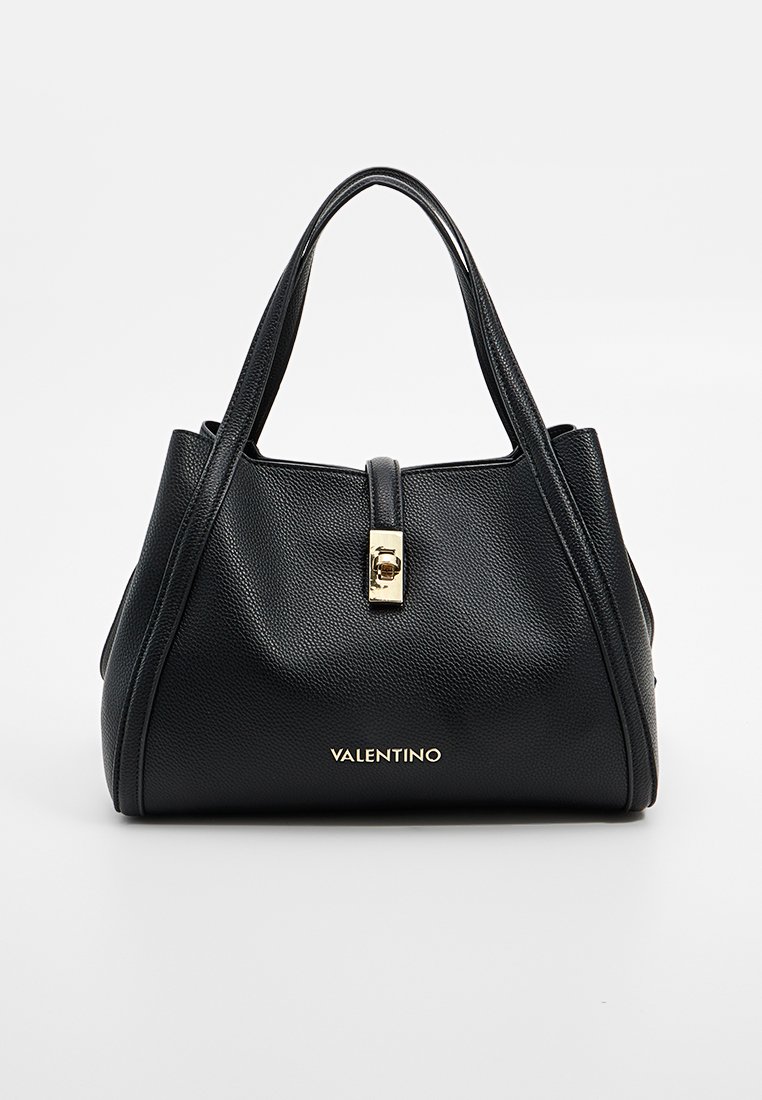 Schwarze Ledertasche mit strukturiertem Finish, oberen Griffen, goldenen Beschlägen und prominentem "Valentino"-Logo auf der Vorderseite.