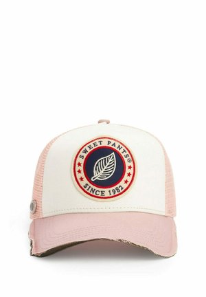 Casquette de camionneur blanche et rose avec un écusson circulaire représentant une feuille et le texte "SWEET PANTS SINCE 1982" entouré d'étoiles rouges.