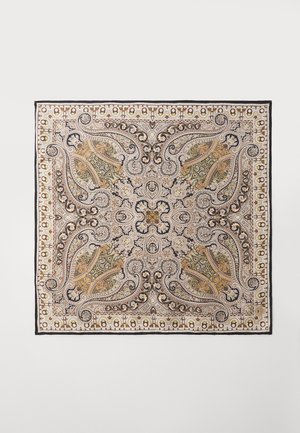 Quadratisches Seidentuch mit komplizierten Paisley-Mustern in Gold, Schwarz und Creme. Mit einem schwarzen Rand verziert, der das detaillierte Design betont.