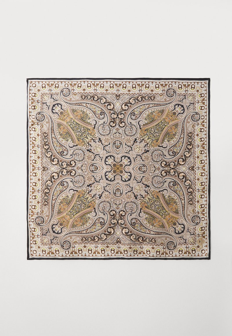 Foulard quadrato in seta con intricati motivi paisley in oro, nero e crema. Rifinito con un bordo nero, che esalta il suo design dettagliato.