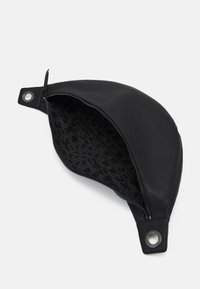 Borsa in pelle nera a vita con cerniera aperta che mostra una fodera interna a motivo e occhielli in metallo alle estremità.