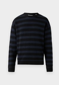 Pull en tricot rayé noir et bleu marine avec un col rond, des poignets côtelés et un tissu texturé, offrant une coupe décontractée.