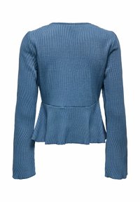 Blaues, strukturiertes Langarmoberteil mit taillierter Taille und Peplum-Saum, von hinten auf einem weißen Hintergrund gezeigt.
