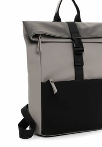 Rucksack mit Rolltop in Grau und Schwarz, aus strapazierfähigem Material. Verfügt über einen Schnallenverschluss, eine Reißverschlusstasche und einen verstellbaren Tragegurt. Schlichtes Design.