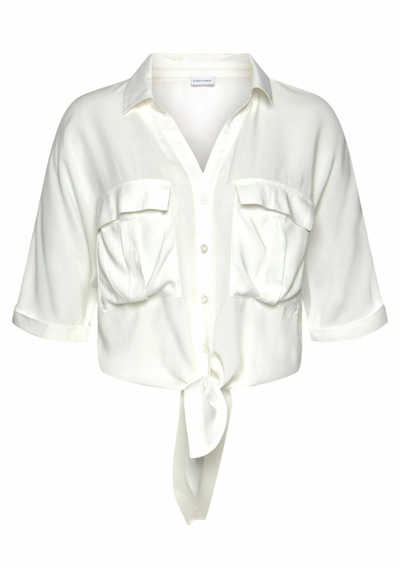 Chemise blanche à manches courtes avec col, deux poches à rabat à l'avant et un nœud noué à la taille.