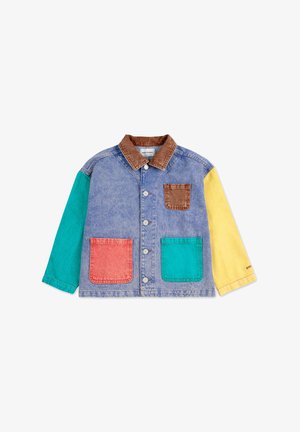 Chaqueta de mezclilla con un diseño multicolor que presenta acentos en azul verdoso, amarillo, naranja y marrón, botones a presión y bolsillos con parche.
