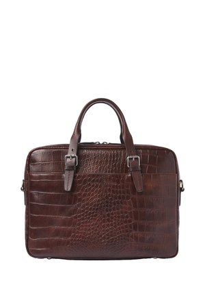 Donkerbruine leren aktetas met krokodillenpatroon, twee handvatten met gespen en een bovenste ritssluiting, afgebeeld tegen een witte achtergrond.
