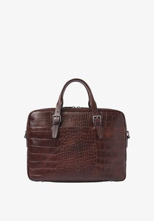 Valigetta in pelle marrone scuro con motivo coccodrillo, due manici con fibbie e chiusura superiore con cerniera, mostrata su sfondo bianco.