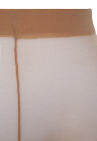 Beige strømpebukser med en struktureret finish og en blød, kontrasterende brun talje. Har en central søm og glat, transparent materiale.