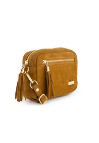 Brun ruskind crossbody taske med guldfarvet hardware, lynlås lomme og to frynse accenter. Rektangulær form med justerbar rem.