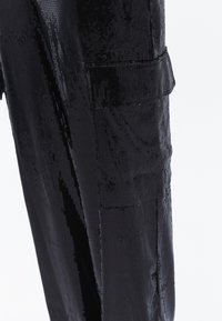 MIT PAILLETTEN - Pantalones - black