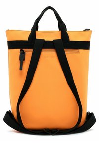 Pomarańczowy syntetyczny plecak z czarnymi paskami z taśmy, górnymi uchwytami i kieszenią na zamek. Gładka faktura i prostokątny kształt.