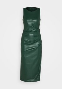 Robe midi sans manches en similicuir vert foncé avec encolure ronde et détails froncés à la taille et à la hanche.