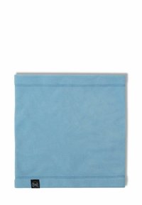 Gaiter de cuello de felpa azul claro con textura suave, bordes cosidos y una etiqueta de logo negra en un lado. Forma rectangular, sin patrones.