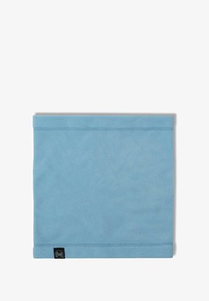 Gaiter de cuello de felpa azul claro con textura suave, bordes cosidos y una etiqueta de logo negra en un lado. Forma rectangular, sin patrones.