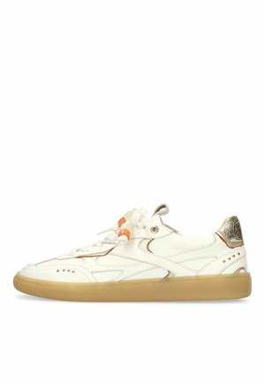 Baskets en cuir blanc avec semelle en gomme, languette de talon dorée métallique et lacets blancs avec perles orange, profil latéral sur fond blanc.