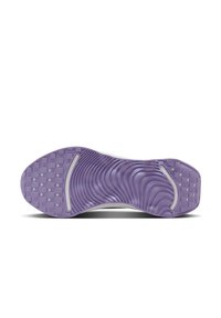 Semelle de chaussure en caoutchouc avec une finition texturée violette, présentant des motifs ondulés et des détails de grip supplémentaires pour une meilleure traction.