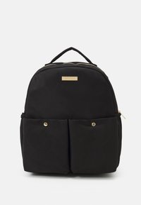 Mochila de nylon negra con hardware dorado, forma redondeada, dos bolsillos frontales y un asa superior. Presenta un cierre de cremallera y una placa con el logotipo de la marca.