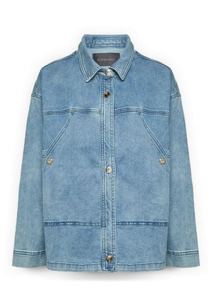 Chaqueta de mezclilla azul claro con cierre frontal de botones, dos bolsillos inclinados con detalles de botones y cuello clásico.