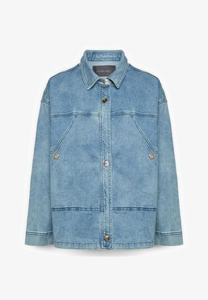 Jasnoniebieska kurtka jeansowa z zapięciem na guziki z przodu, dwoma skośnymi kieszeniami z guziczkami oraz klasycznym kołnierzem.