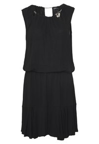 Bezramiona czarna sukienka do kolan z marszczonym pasem i małym srebrnym łańcuszkiem przy okrągłym dekolcie.