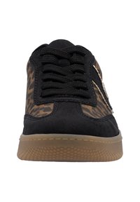 Baskets noires avec côtés imprimés léopard marron, lacets noirs épais et semelle en caoutchouc marron clair texturée, vues de face.