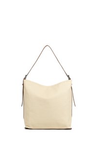 Beige canvas schoudertas met een gebogen bovenkant, een bruin leren hengsel en ritssluiting. Gladde textuur, eenvoudig design, geen zichtbare patronen of accenten.