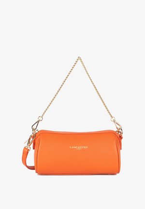 Borsa crossbody in pelle arancione con tracolla in catena dorata, dotata di una parte superiore con zip e logo del marchio impresso nella parte anteriore.