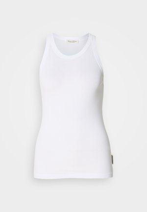 Valge ilma varrukateta puuvillane tank top, millel on kaldu kaelus, õmblusteta küljed ja väike logo silt vasakul allservas. Sile tekstuur.