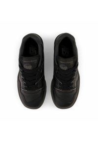 Chaussures de sport noires avec une tige en cuir lisse, des accents texturés, un bout rond et des lacets plats. Comprend un col rembourré et une semelle intérieure matelassée.