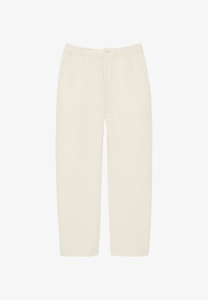 Beige afslappede bukser med elastisk talje, frontknap, lynlås og sidelommer, vist fladt på en hvid baggrund.