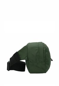 Bolso de cintura de tela verde con una textura suave, forma rectangular, una correa ajustable negra y un compartimento con cremallera.