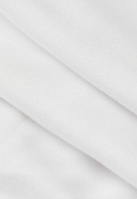 Witte katoenstof met een gladde textuur, voorzien van subtiele geweven patronen en zachte vouwen, ideaal voor kleding of textieltoepassingen.