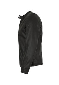 Schwarze Lederjacke mit hohem Kragen, Druckknopfverschluss, langen Ärmeln und glatter Textur, dargestellt in einer seitlichen Profilansicht.