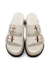 Sandali platform bianchi con due fibbie dorate regolabili, zeppa intrecciata in juta e suola in gomma nera; parte superiore in materiale sintetico liscio.