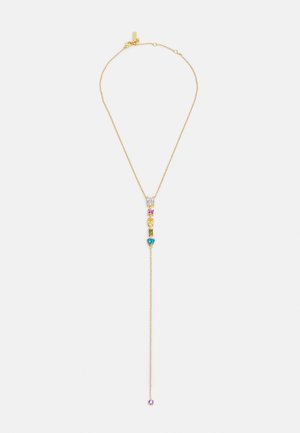Collier chaîne en or avec pierres précieuses multicolores incluant des gemmes claires, roses, jaunes, vertes, un cœur bleu, et violettes à l'extrémité.
