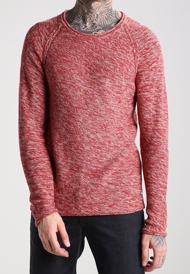 Röd marmorerad långärmad tröja med rund halsringning, strukturerad stickad tyg och raglanärmar. Har en liten logotyp på nedre sidan.