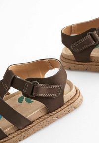Next REGULAR FIT - Sandále na platforme - brown