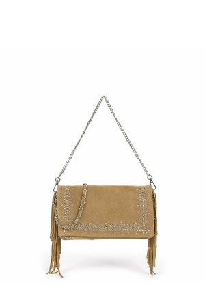 Pochette en daim couleur tabac avec clous argentés, bandoulière chaîne et détails à franges sur les côtés.