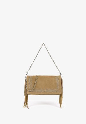Pochette en daim couleur tabac avec clous argentés, bandoulière chaîne et détails à franges sur les côtés.