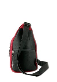 Rood en zwart schouderrugzak met verstelbare zwarte schouderband en ritszak aan de voorkant, geïsoleerd op een witte achtergrond.