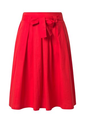 Falda roja brillante hasta la rodilla con cintura alta y cinturón de tela atado en un lazo al frente, con pliegues suaves.